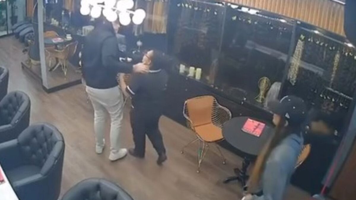 Dupla rouba 100 quilos de peruca de salão de beleza em São Paulo Bandidos renderam a única funcionária que estava presente no momento