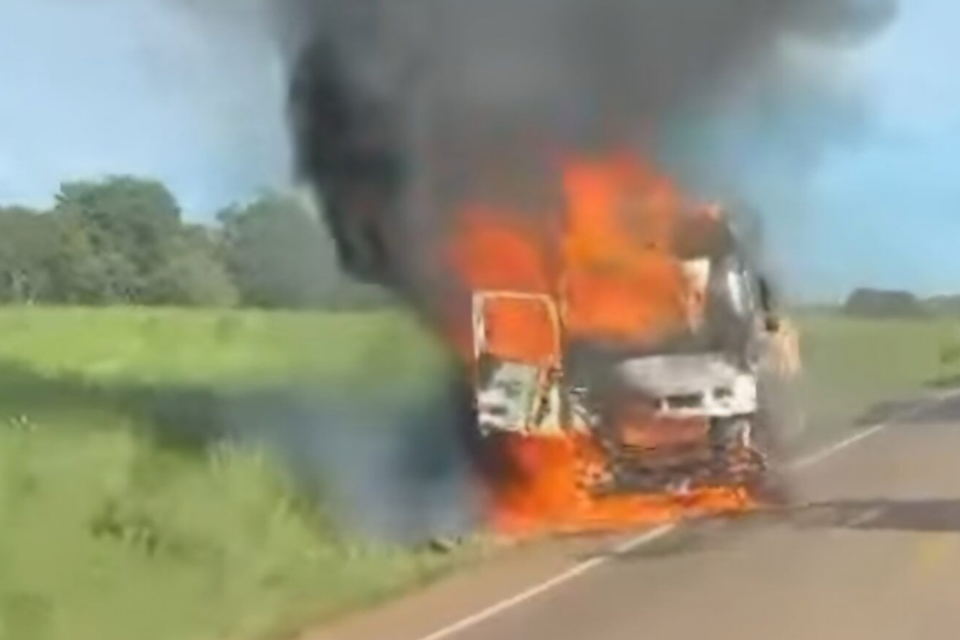 Cabine de caminhão pega fogo após pane no motor na GO-330