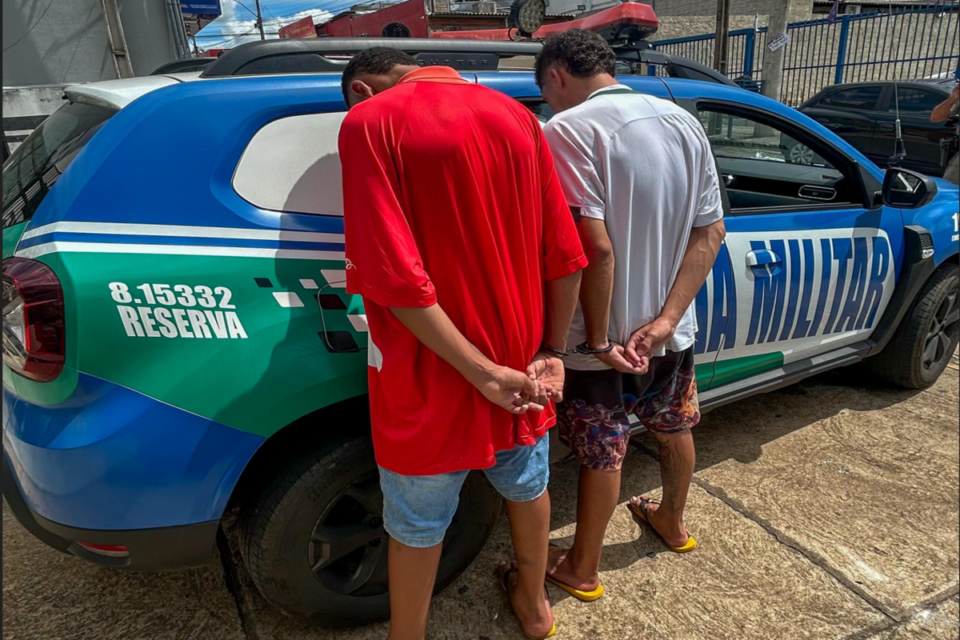 Dupla encontrada com drogas escondidas (Foto: Divulgação)
