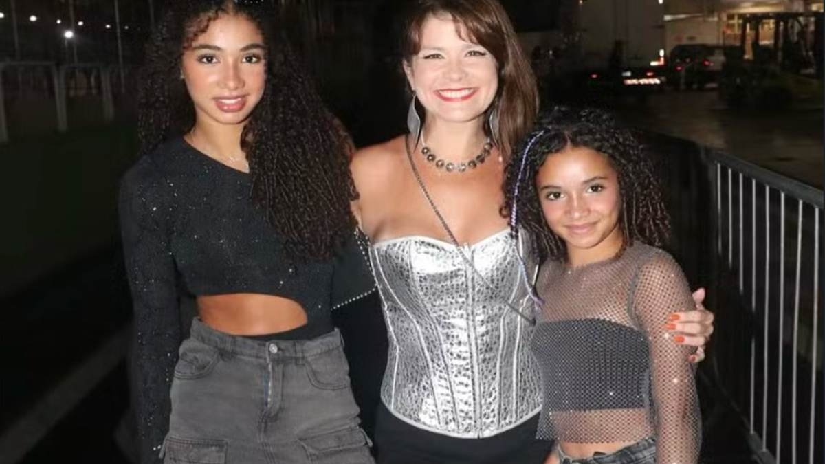 Samara Felippo acompanhada das filhas (Foto: Reprodução/Redes Sociais)