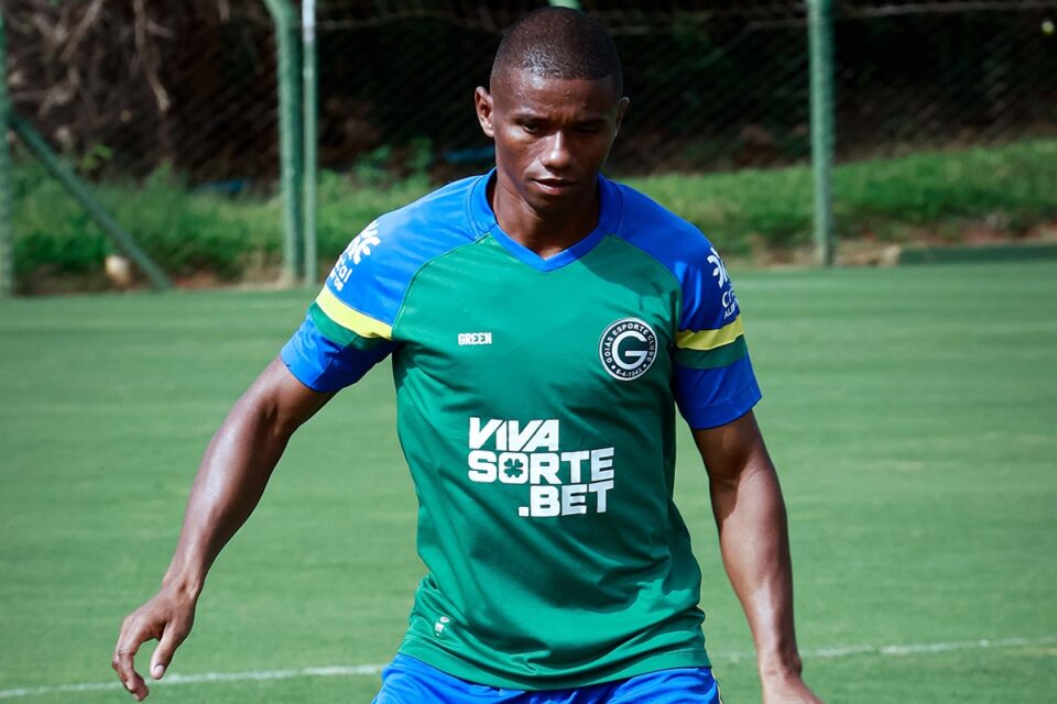 Juninho deverá retornar ao time titular do Goiás contra o Paysandu