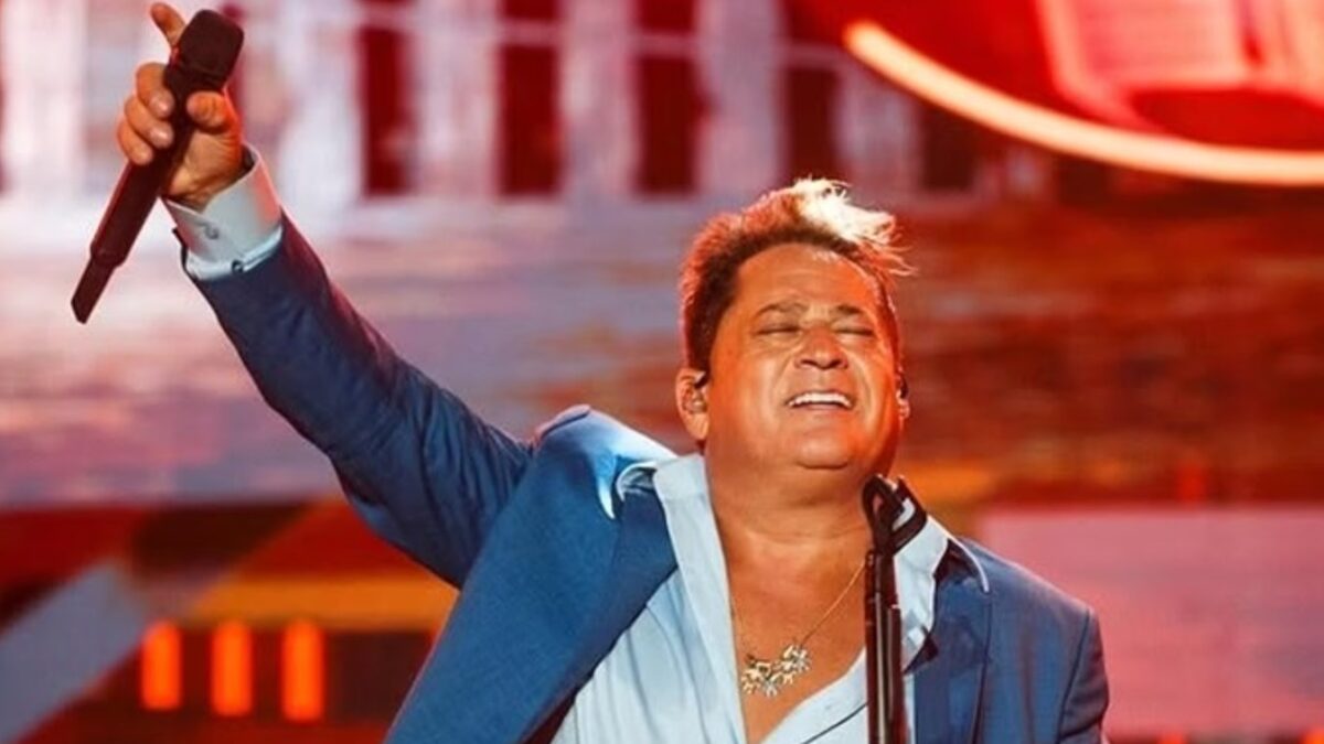 A imagem mostra uma foto do cantor sertanejo Leonardo