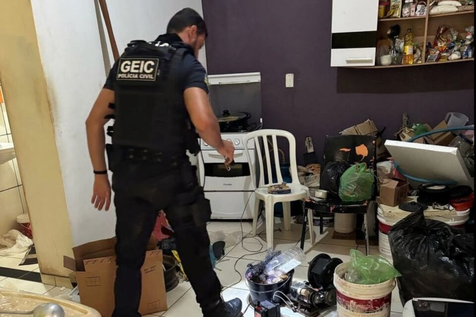 A imagem mostra o local sendo vistoriado pela GEIC