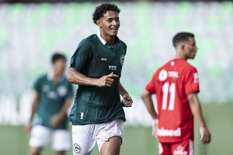 Halerrandrio comemora gol no clássico entre Goiás e Vila Nova