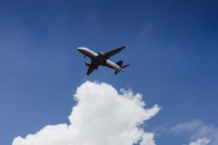 Jovem pede namorado em casamento durante voo; vídeo ele olhando ao redor pra ver se não tinha nenhum sertanejo