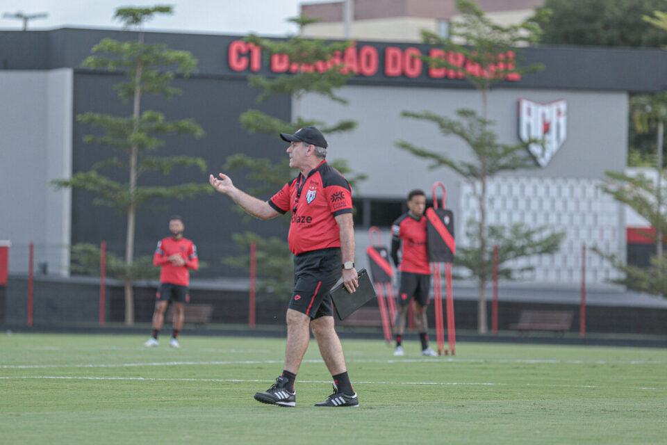 Claudio Tencati em treino no Atlético Goianiense