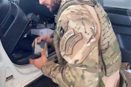 PRF apreende 56 celulares que seriam vendidos em Goiânia em compartimento oculto de carro