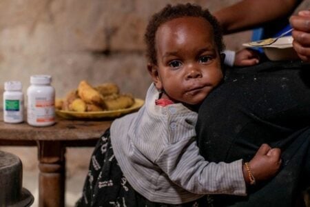 1 milhão de crianças podem ser infectadas com HIV Meio milhão de crianças podem morrer de Aids até 2030 após cortes de Trump, diz estudo