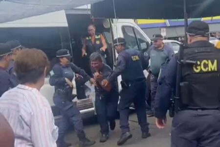 Fiscalização contra ambulantes na Região da 44 termina com duas crianças feridas, diz ambulantes