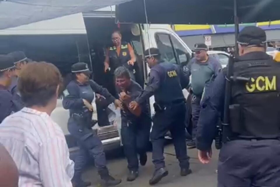 Fiscalização contra ambulantes na Região da 44 termina com duas crianças feridas, diz ambulantes