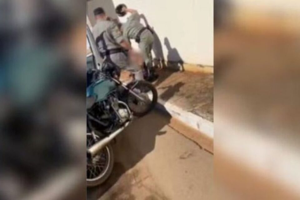A imagem mostra o jovem sendo agredido