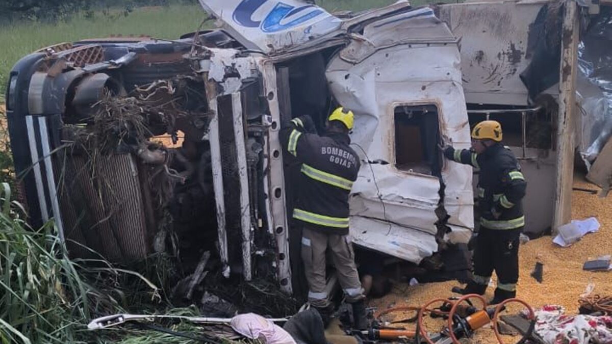 Motorista morre após carreta carregada de milho tombar em Luziânia