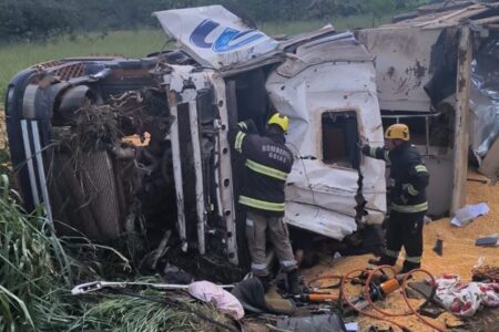 Motorista morre após carreta carregada de milho tombar em Luziânia