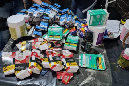 Polícia identifica mais vítimas de esquema ilegal de remédios em Goiás Casal foi preso Ana Paula Ferreira Geovanny Magalhães Ferreira