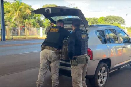 Agentes da PRF retiram droga de porta-malas do Jeep (Foto: Reprodução)