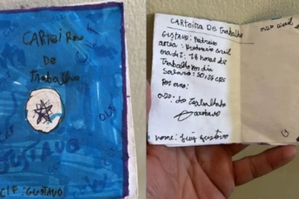 Objeto feito por colegas constava salário de 50 reais Racismo em escola particular: menino ganha carteira de trabalho com cargo de pedreiro