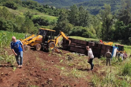 Ônibus com estudantes cai em ribanceira e deixa 7 mortos no Rio Grande do Sul alunos e professores da Universidade Federal de Santa Maria