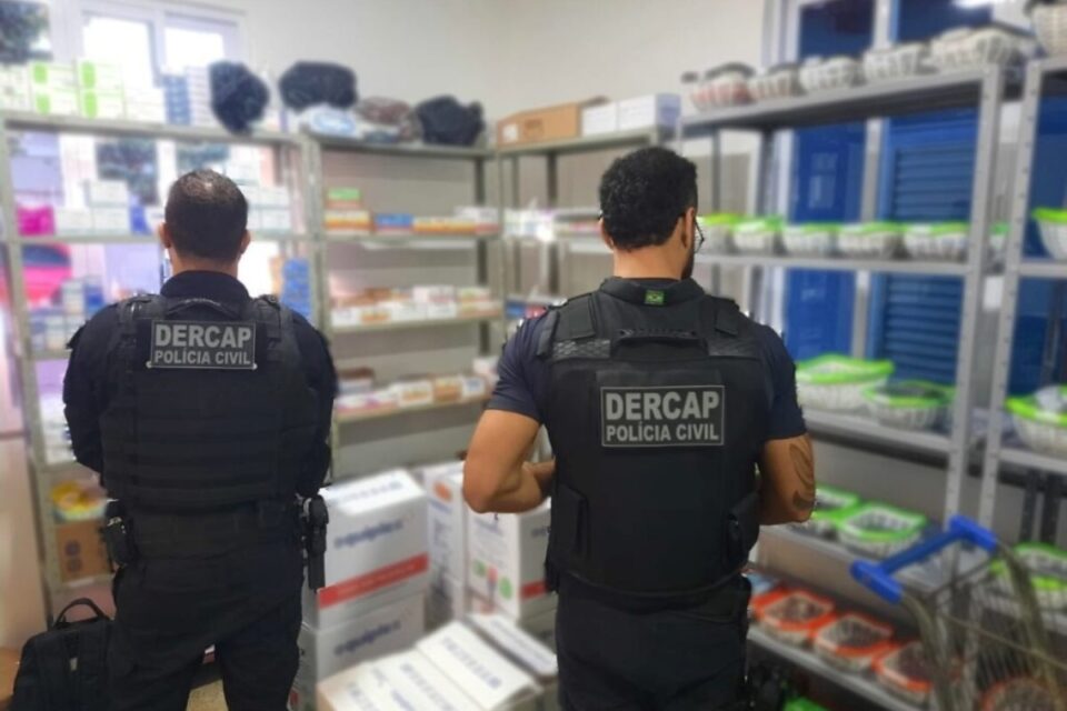 A imagem mostra o momento das buscas no local investigado