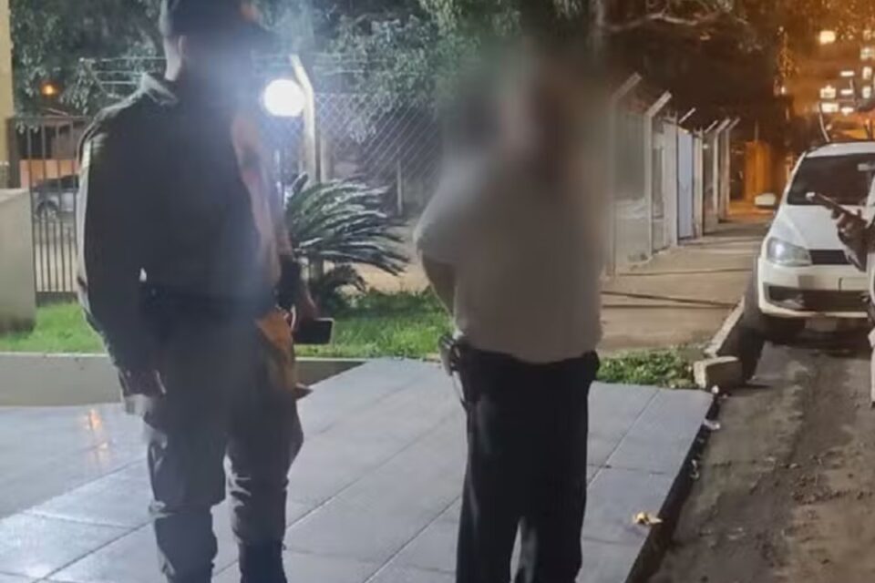 Idoso agride a mulher com taco de madeira e se esconde na igreja, em Jataí