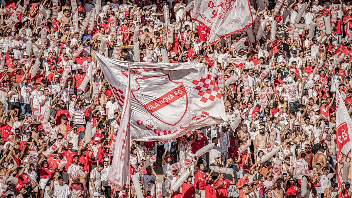 Torcida do Vila Nova no estádio Serra Dourada