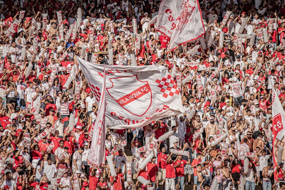 Torcida do Vila Nova no estádio Serra Dourada