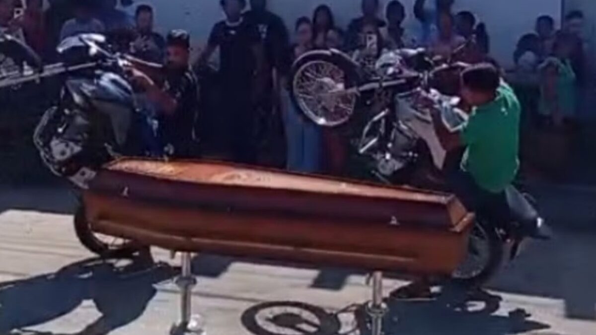 Pilotos dão 'grau' em velório de motociclista que morreu fazendo a manobra no Ceará; vídeo Everton Batista Alves morreu em Juazeiro do Norte
