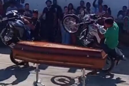 Pilotos dão 'grau' em velório de motociclista que morreu fazendo a manobra no Ceará; vídeo Everton Batista Alves morreu em Juazeiro do Norte