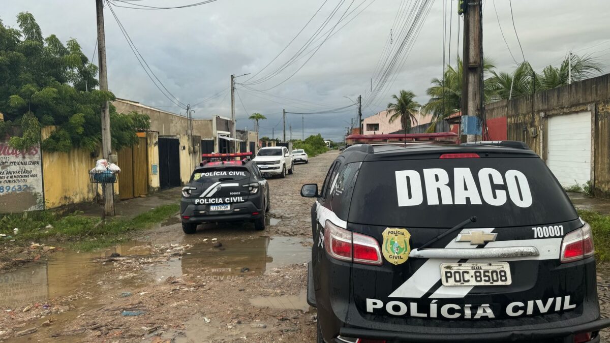 A imagem mostra viaturas da PC no local