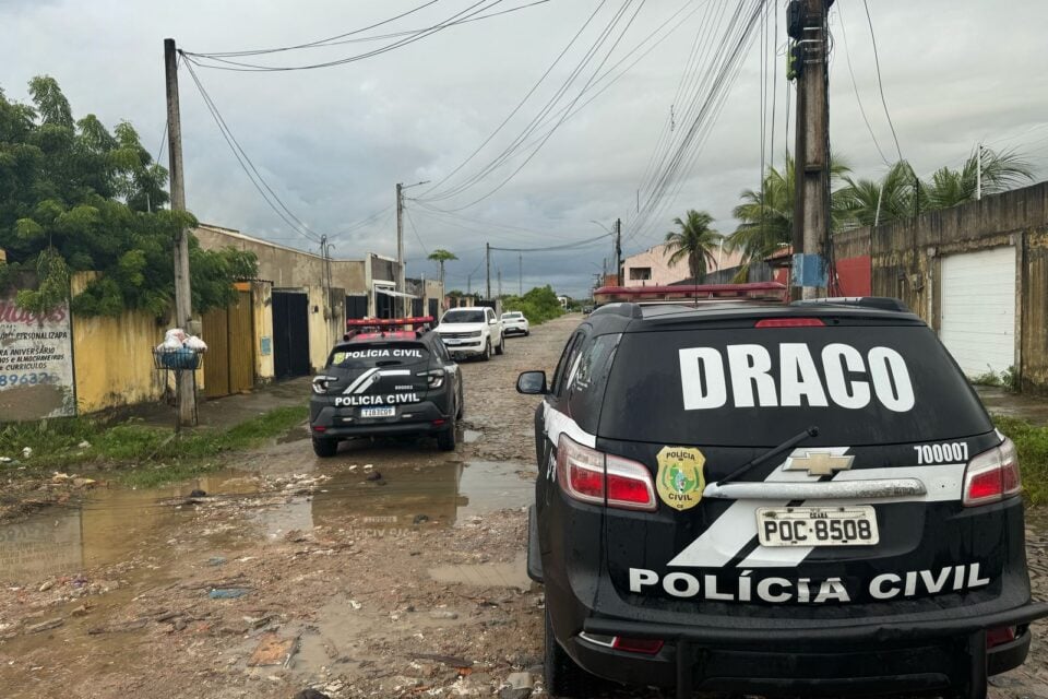 A imagem mostra viaturas da PC no local