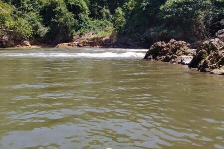 Imagem do rio onde o jovem se afogou