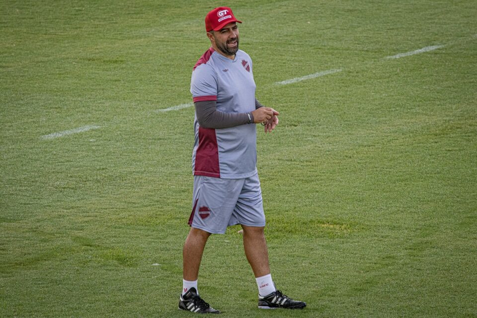 Rafael Lacerda em treino do Vila Nova