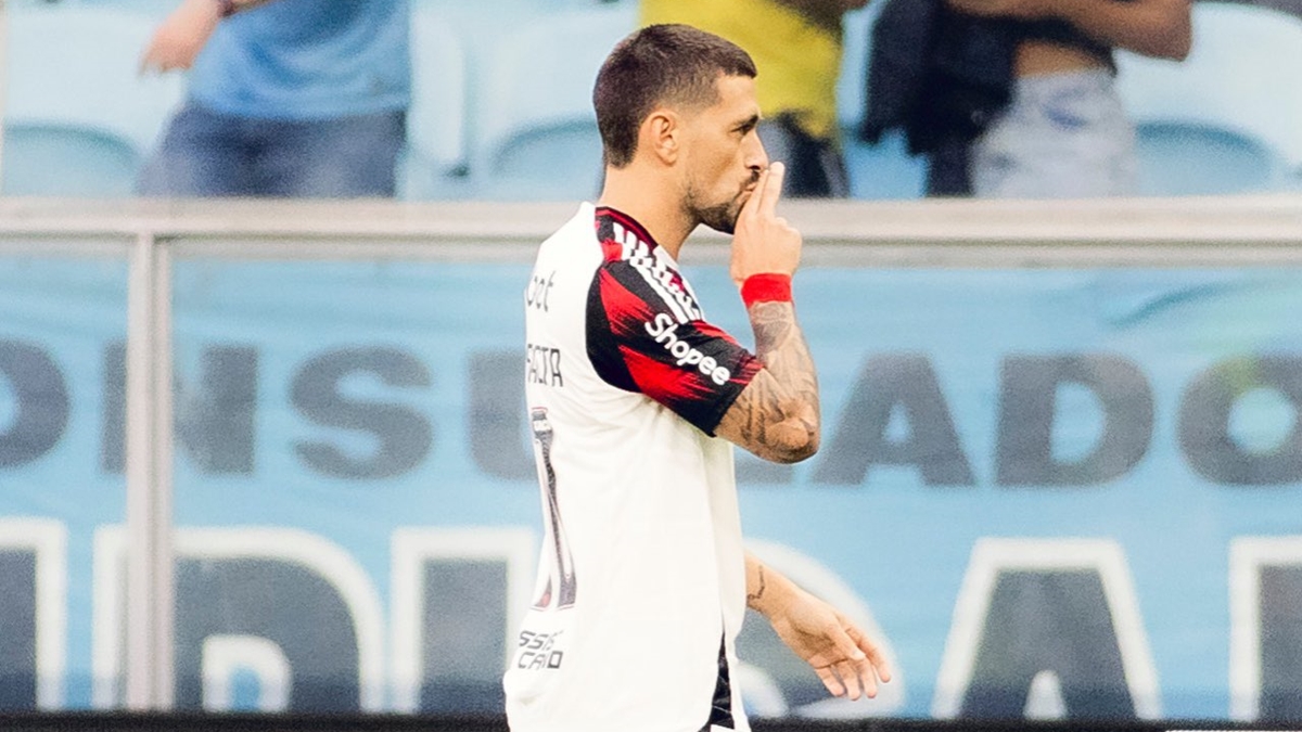Arrascaeta comemora gol contra o Grêmio