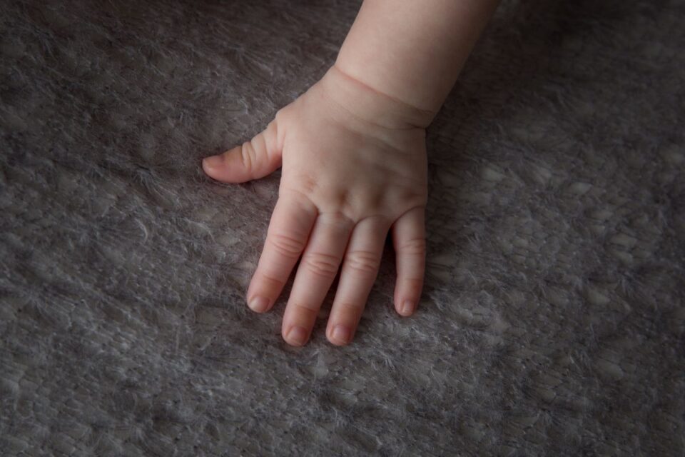 Mão de bebê (Foto: Freepik)