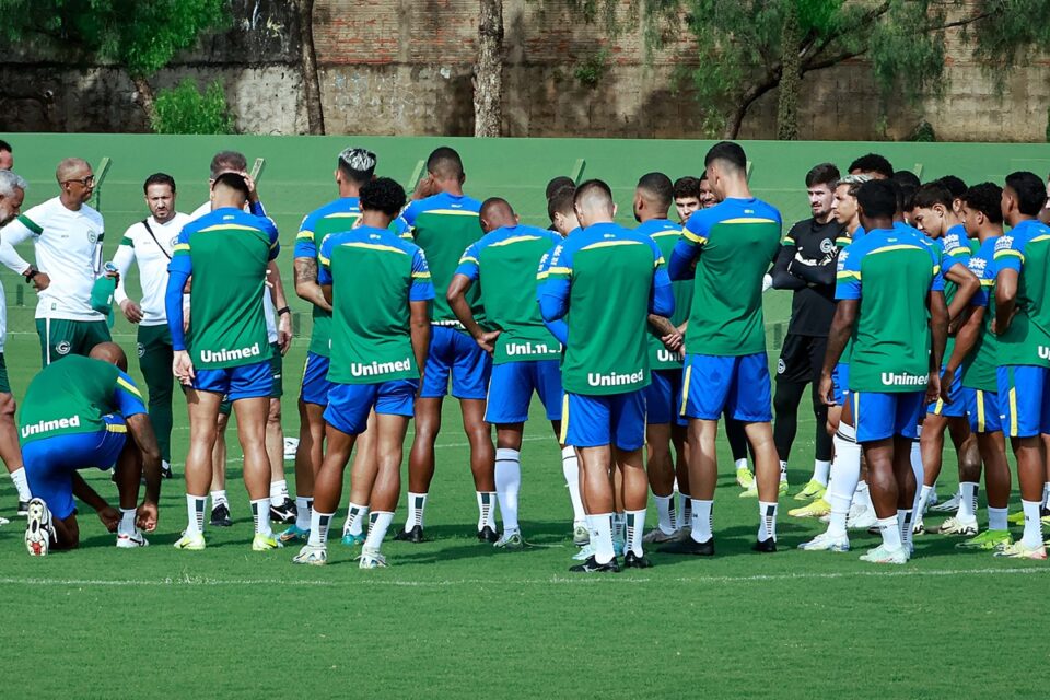 Jogadores do Goiás durante treino no CT