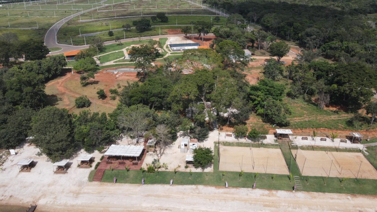 A imagem mostra construções muito próxima a área de preservação ambiental