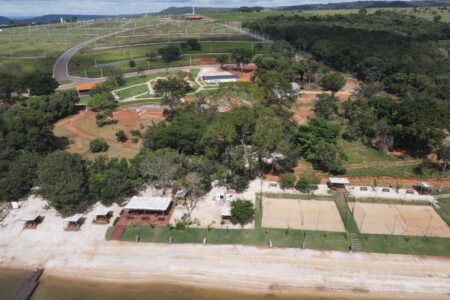 A imagem mostra construções muito próxima a área de preservação ambiental