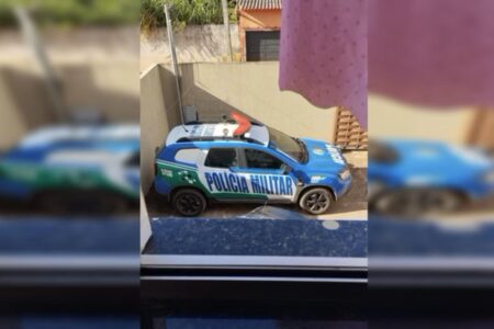 Viatura da PM onde policial praticou atos oscenos (Foto: Reprodução)