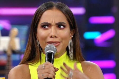 Anitta aciona órgão federal para impedir uso de seu nome em vermífugo Farmacêutica que fabrica o remédio de verme Annita