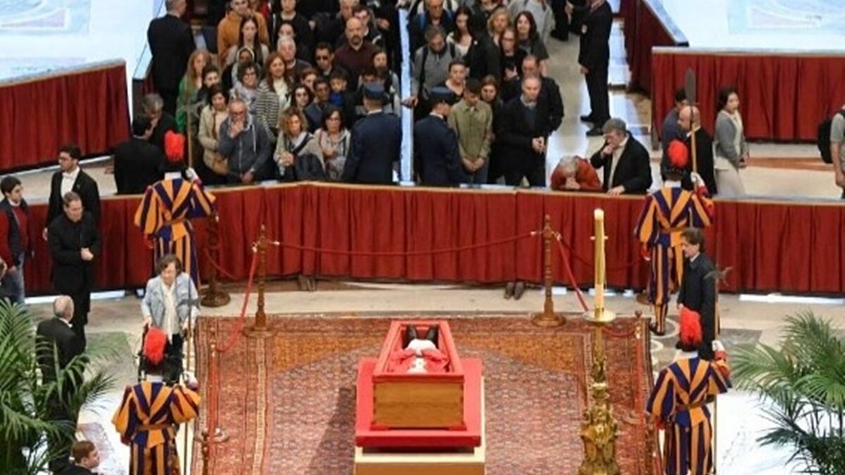 Velório de papa Francisco chega ao fim; 250 mil pessoas passaram pelo local