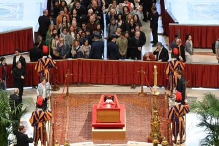 Velório de papa Francisco chega ao fim; 250 mil pessoas passaram pelo local