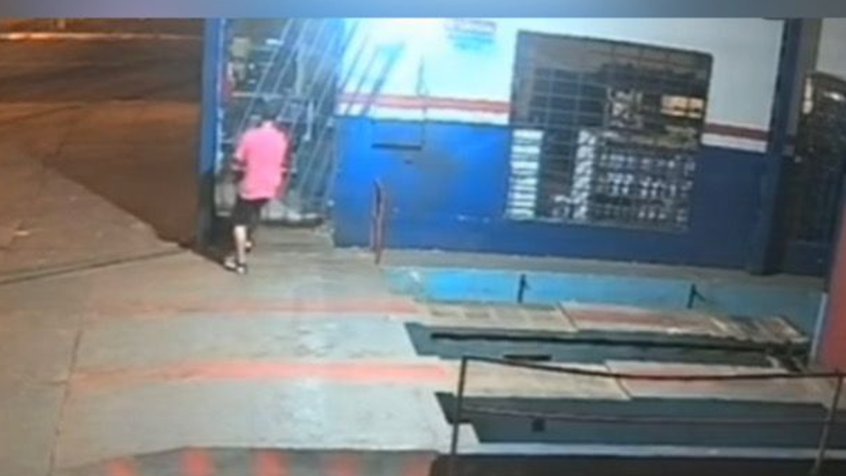 Homem invade e furta loja de rodas (Foto: Reprodução)