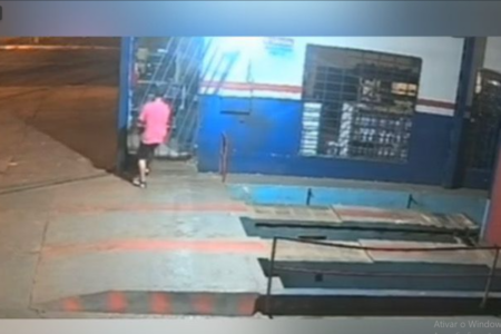 Homem invade e furta loja de rodas (Foto: Reprodução)