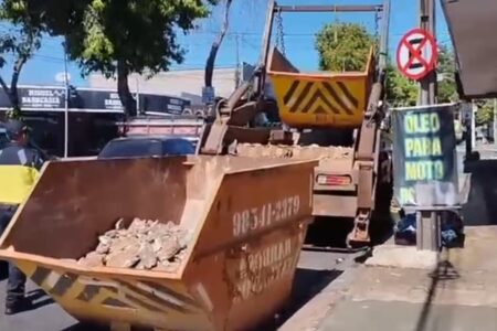 Secretaria de trânsito remove caçambas irregulares em avenida na Vila Regina, em Goiânia Local correto é junto à calçada