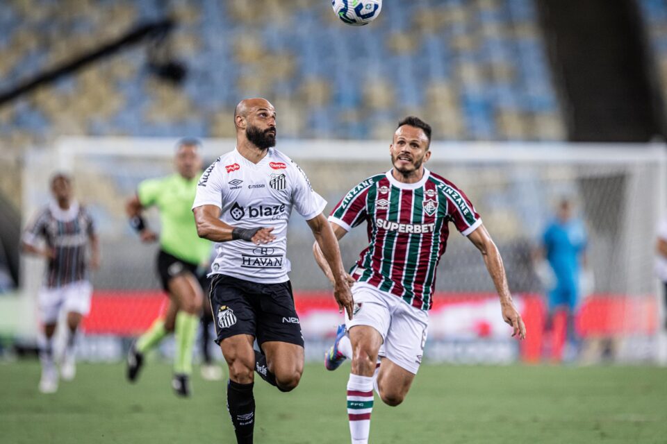 Jogadores de Santos e Fluminense durante disputa de bola