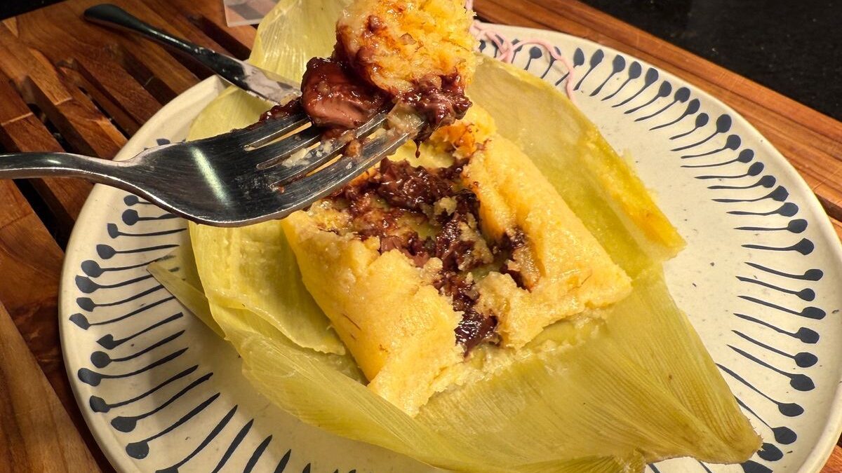 Páscoa do cerrado: chef cria pamonha de chocolate para celebrar a Páscoa