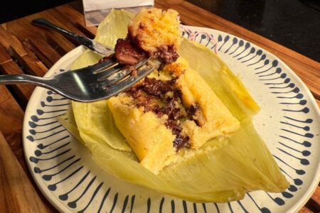 Páscoa do cerrado: chef cria pamonha de chocolate para celebrar a Páscoa