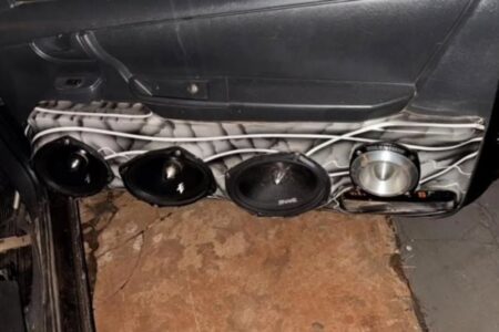 A imagem mostra os auto falantes da porta do veículo