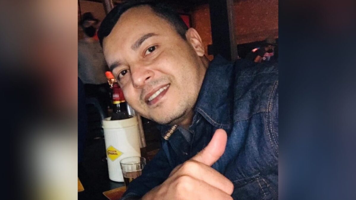 A imagem mostra uma foto do homem morto