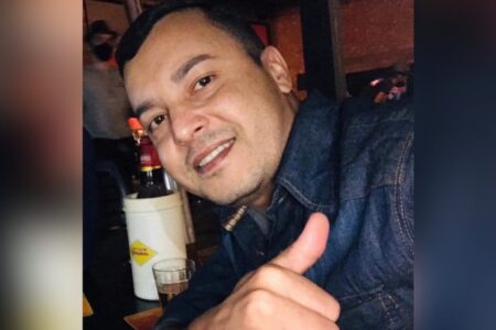 A imagem mostra uma foto do homem morto