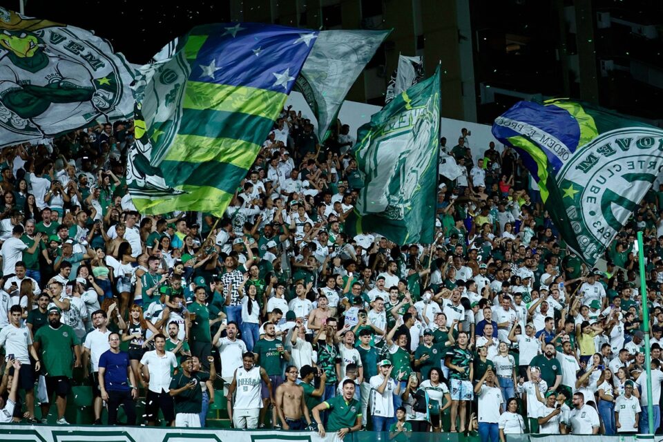 Torcida do Goiás na Serrinha